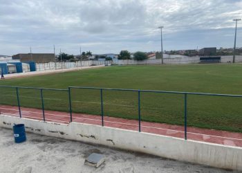 Secretaria de Esportes realiza manutenção no gramado do Estádio O Feitosão com a chegada das chuvas