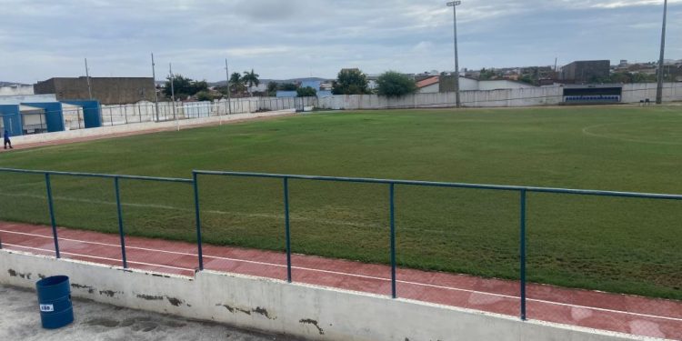 Secretaria de Esportes realiza manutenção no gramado do Estádio O Feitosão com a chegada das chuvas
