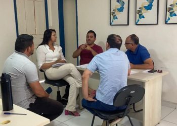 Secretária de Infraestrutura se reúne com dirigentes da empresa responsável pelos coletores de resíduos