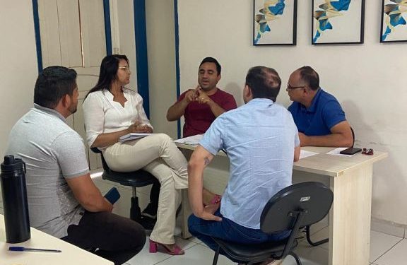 Secretária de Infraestrutura se reúne com dirigentes da empresa responsável pelos coletores de resíduos