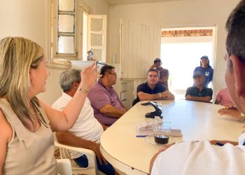 Prefeita Ana Paula se reúne com equipe da Secretaria de Agricultura e com representantes da empresa responsável pela obra da adutora Transparaíba