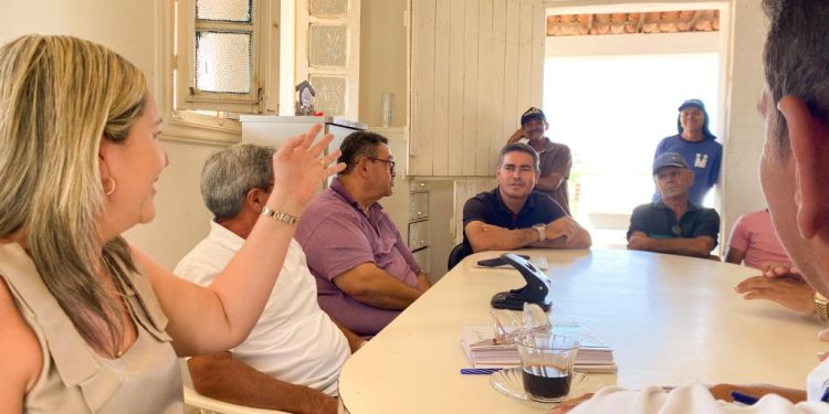 Prefeita Ana Paula se reúne com equipe da Secretaria de Agricultura e com representantes da empresa responsável pela obra da adutora Transparaíba