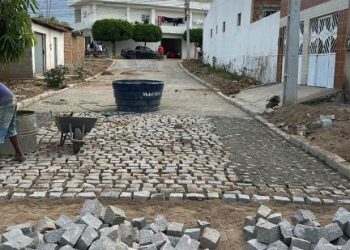 Trabalho e Respeito: Mais uma rua segue com obra de pavimentação em Monteiro