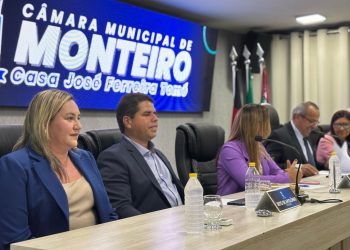 Ana Paula encaminha tradicional mensagem do Executivo, ouve demandas e anuncia ações na abertura dos trabalhos da Câmara Municipal