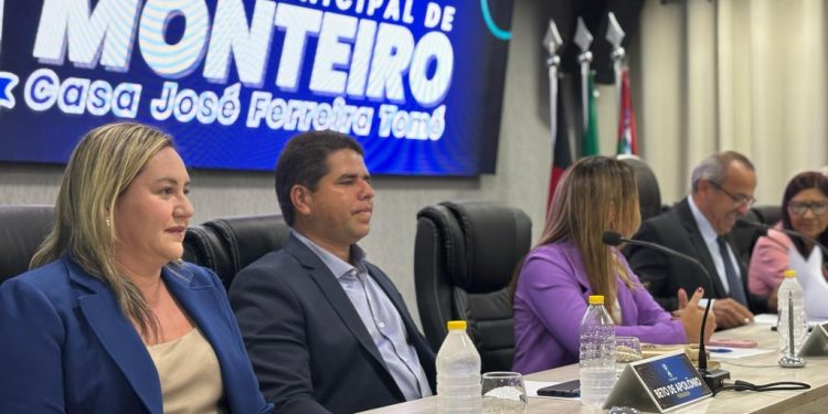 Ana Paula encaminha tradicional mensagem do Executivo, ouve demandas e anuncia ações na abertura dos trabalhos da Câmara Municipal