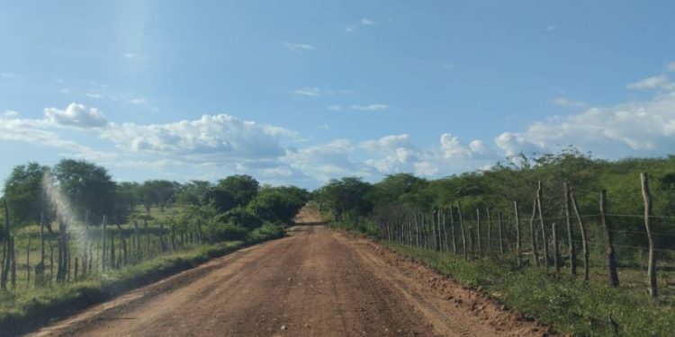 Secretaria de Agricultura e Meio Ambiente realiza recuperação de várias estradas na zona rural