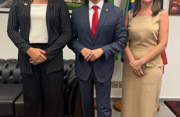 Prefeita Ana Paula encaminha pleitos e reafirma parceria com o Senador Veneziano em Brasília