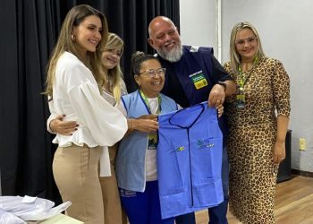 Prefeitura de Campina Grande realiza entrega de novo fardamento para visitadoras do Criança Feliz