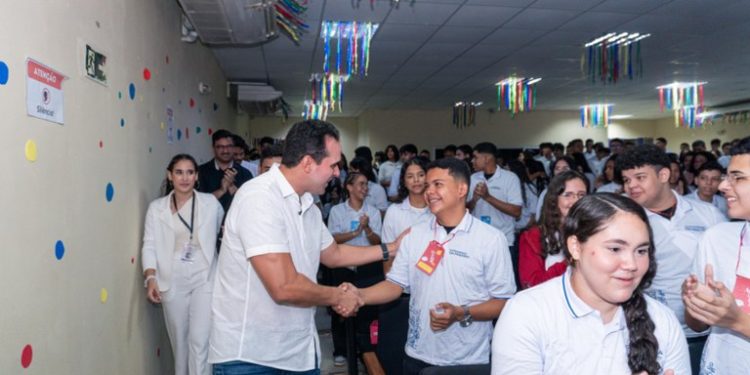 Vice-governador Lucas Ribeiro acompanha retorno às aulas e reforça investimentos na educação paraibana