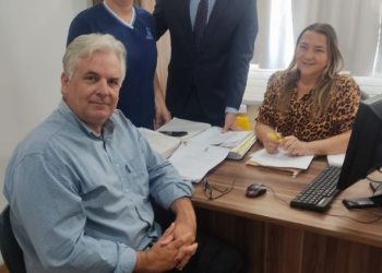 Vice-prefeito, Cajó Menezes, visita setores e despacha com secretária de Administração