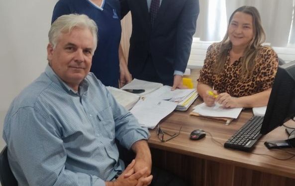 Vice-prefeito, Cajó Menezes, visita setores e despacha com secretária de Administração
