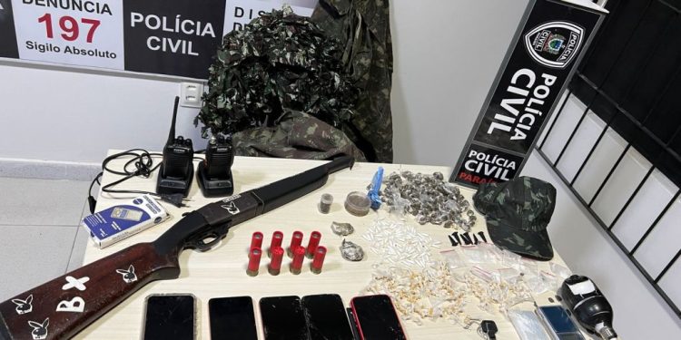 BAYEUX: Polícia Civil apreende drogas e espingarda calibre 12 em casa utilizada por criminosos BAYEUX: Polícia Civil apreende drogas e espingarda calibre 12 em casa utilizada por criminosos