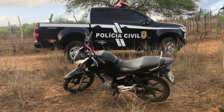 Polícia Civil prende assaltante, recupera duas motos roubadas e entrega veículos às vítimas Polícia Civil prende assaltante, recupera duas motos roubadas e entrega veículos às vítimas