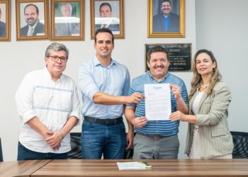 Lucas Ribeiro oficializa apoio do Governo do Estado ao comércio e inspeciona reforma da 1ª Ciretran em Campina Grande.