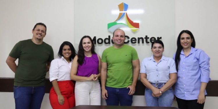 Prefeita Flavinha Sousa se reúne com representantes do Moda Center em busca de parcerias para o ‘Congo Tá na Moda’ e geração de renda para costureiras.