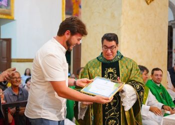 Bruno participa de abertura do Crescer e entrega título de cidadão campinense ao Padre Chrystian Shankar