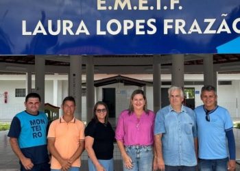 Prefeita Ana Paula vistoria mais uma obra de passagem molhada, executada pela Secretaria de Agricultura