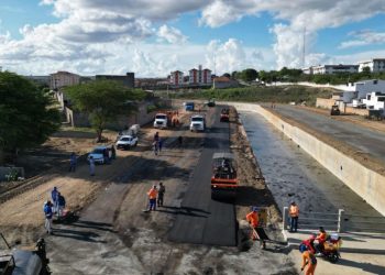 Prefeitura de Campina Grande aplica camada de asfalto nas vias laterais da segunda etapa do Canal de Bodocongó