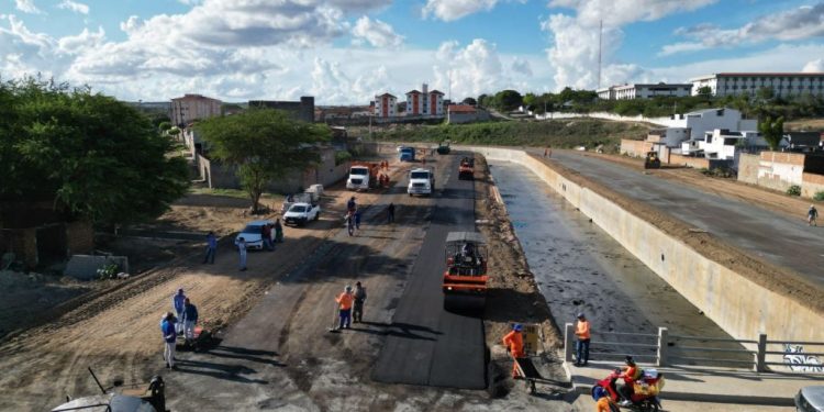 Prefeitura de Campina Grande aplica camada de asfalto nas vias laterais da segunda etapa do Canal de Bodocongó