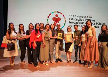 Prefeitura de Campina Grande recebe certificação pela participação no Programa Educação pela Cultura e professores recebem medalhas de Educadores nota 10