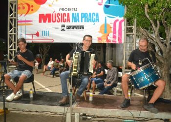 Prefeita Ana Paula e equipe prestigiaram mais uma edição do Projeto Música na Praça