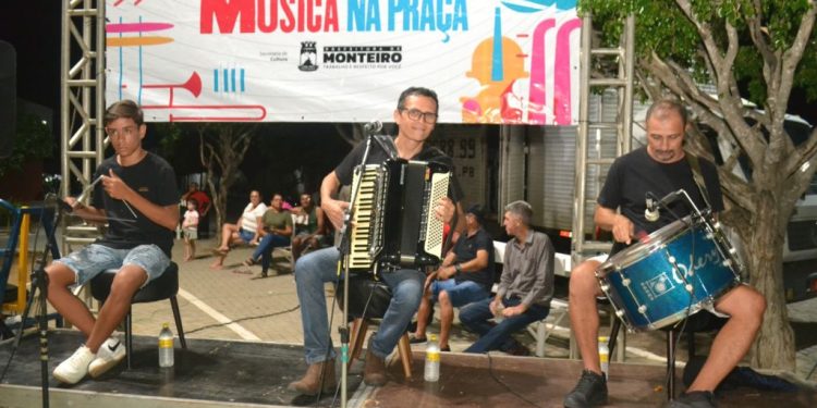 Prefeita Ana Paula e equipe prestigiaram mais uma edição do Projeto Música na Praça