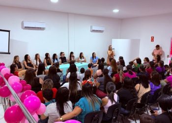 Secretaria de Saúde reúne mães para anunciar retorno do serviço terapêutico a crianças com transtorno de neurodesenvolvimento