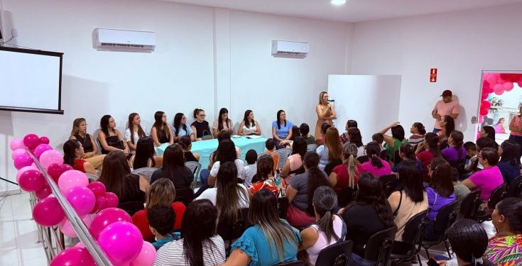 Secretaria de Saúde reúne mães para anunciar retorno do serviço terapêutico a crianças com transtorno de neurodesenvolvimento