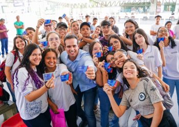 Lucas Ribeiro acompanha cadastro do Passe Livre em Campina Grande e reforça prioridade do governo na educação