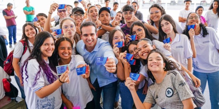 Lucas Ribeiro acompanha cadastro do Passe Livre em Campina Grande e reforça prioridade do governo na educação