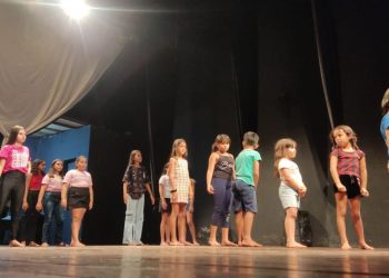 ANJOS DA PAIXÃO: Elenco formado por crianças dão os últimos retoques para atuar na Paixão de Cristo em Monteiro