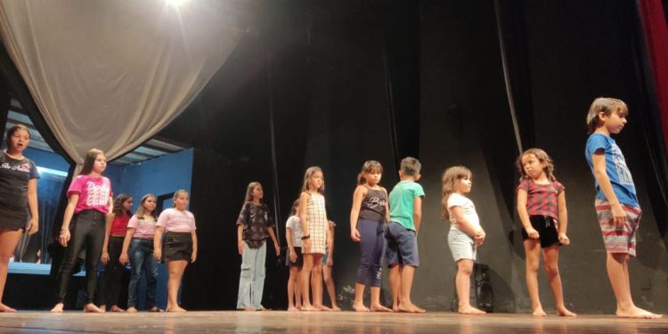 ANJOS DA PAIXÃO: Elenco formado por crianças dão os últimos retoques para atuar na Paixão de Cristo em Monteiro