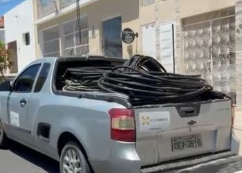 POMBAL: Polícia Civil prende três homens que se passavam por funcionários de empresa de telefonia; fios de ferramentas apreendidos