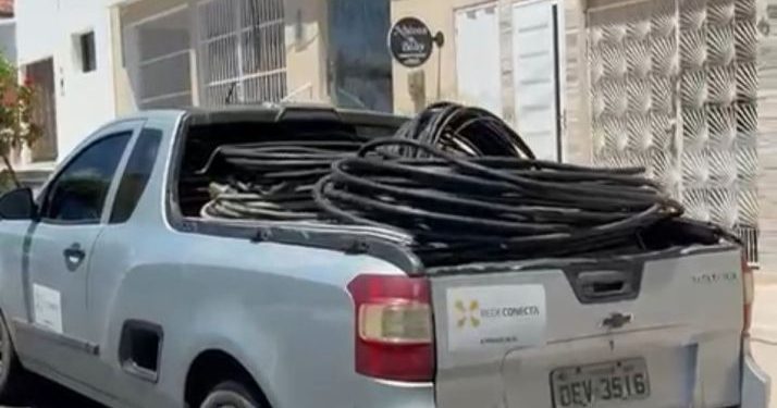 POMBAL: Polícia Civil prende três homens que se passavam por funcionários de empresa de telefonia; fios de ferramentas apreendidos