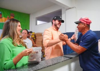 Prefeitura de Campina Grande distribui 1,5 tonelada de peixes entre os agentes de limpeza da cidade