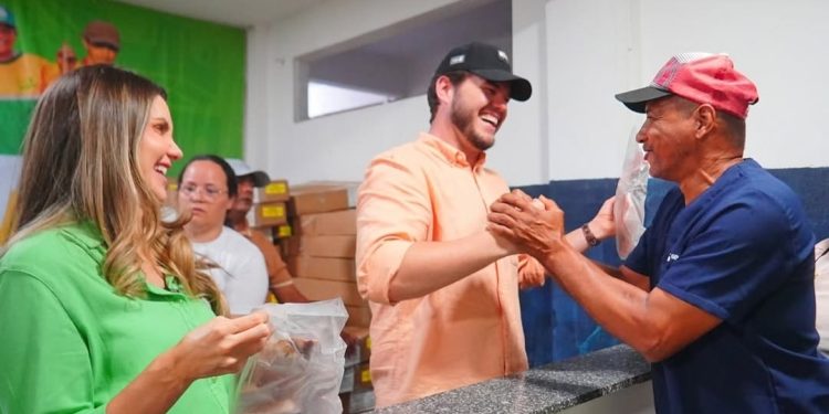 Prefeitura de Campina Grande distribui 1,5 tonelada de peixes entre os agentes de limpeza da cidade