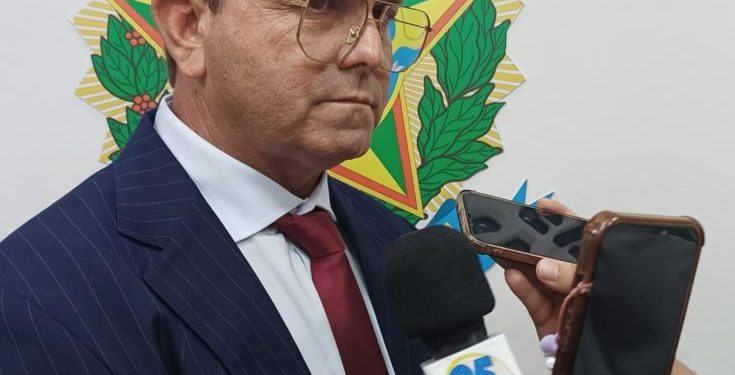 Prefeito Manezinho anuncia reajuste salarial de 10% aos servidores do quadro efetivo do município Prefeito Manezinho anuncia reajuste salarial de 10% aos servidores do quadro efetivo do município