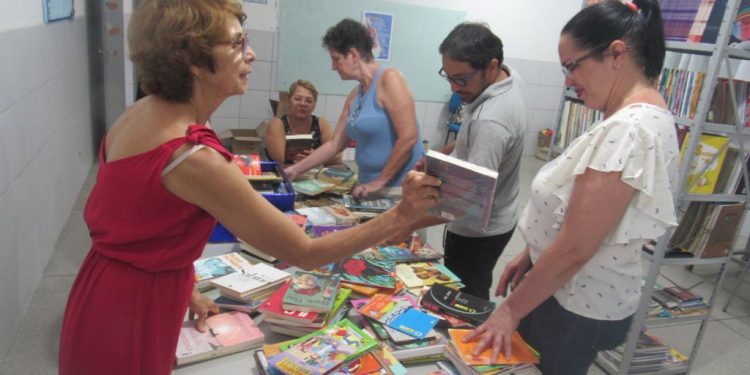 Professor da rede pública de Sumé arrecada 400 exemplares de livros para biblioteca de escola municipal