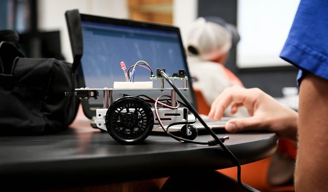 Escola Estadual da Paraíba é a única da rede pública a representar o Brasil em competição internacional de robótica nos EUA