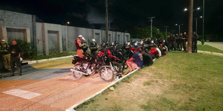 Polícia frustra ‘rolezinho’ e apreende motocicletas que infringiam leis de trânsito