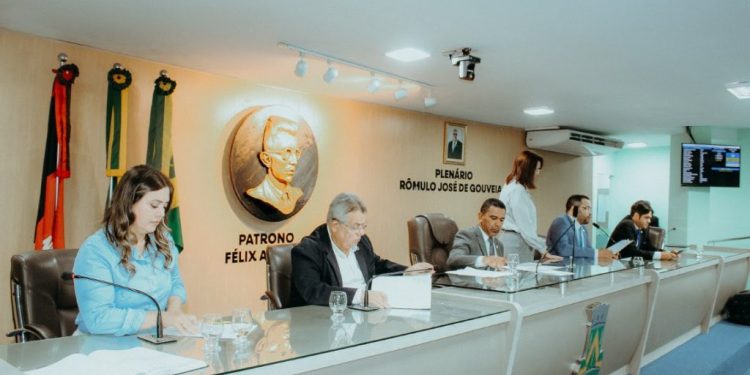 Câmara aprova 102 requerimentos e discute implementação das leis municipais