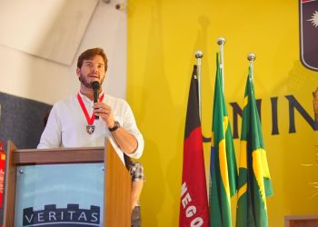 Bruno recebe Comenda Maurício de Nassau e destaca força da educação em Campina Grande