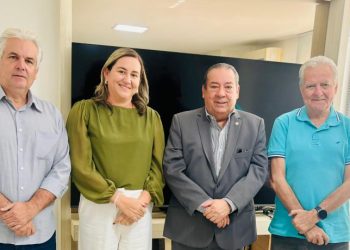 Prefeita e vice-prefeito de Monteiro são recebidos por chefe de gabinete do governador