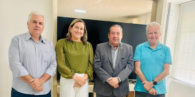 Prefeita e vice-prefeito de Monteiro são recebidos por chefe de gabinete do governador