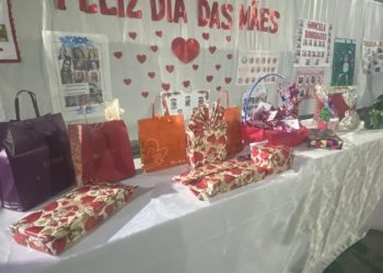 Evento em homenagem ao Dia das Mães reúne professoras e funcionárias da rede municipal de ensino