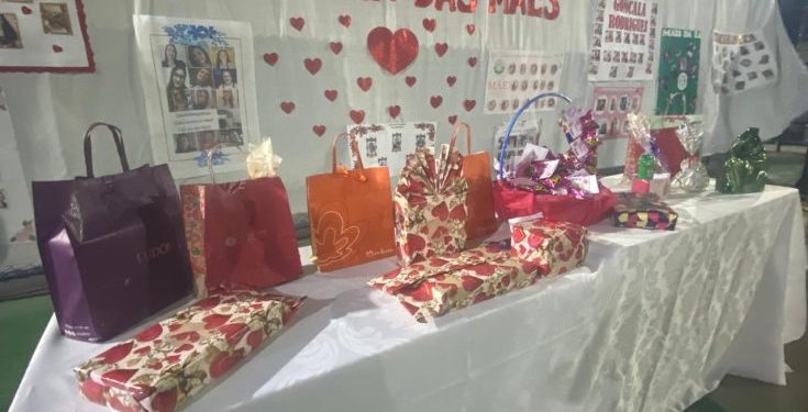 Evento em homenagem ao Dia das Mães reúne professoras e funcionárias da rede municipal de ensino