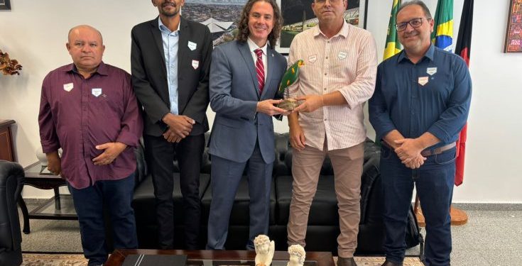 Em mais uma articulação, Manezinho consegue recursos de mais de R$ 3 milhões com senador Veneziano Em mais uma articulação, Manezinho consegue recursos de mais de R$ 3 milhões com senador Veneziano