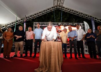 João Azevêdo abre 55ª Expapi e assina decreto que reduz ICMS sobre venda de máquinas agrícolas pesadas na Paraíba