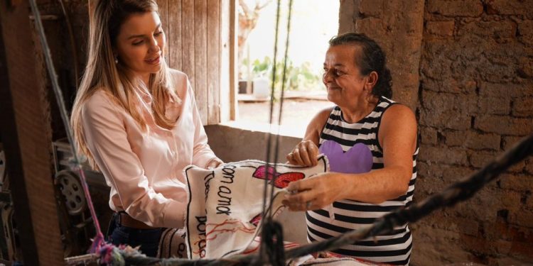 Juliana Cunha Lima visita cooperativa de artesãos em Boqueirão e fortalece laços com o artesanato paraibano Juliana Cunha Lima visita cooperativa de artesãos em Boqueirão e fortalece laços com o artesanato paraibano