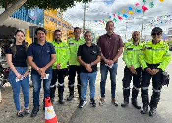 MAIO AMARELO: Montran realiza blitz educativas sobre o uso de capacete no trânsito em Monteiro